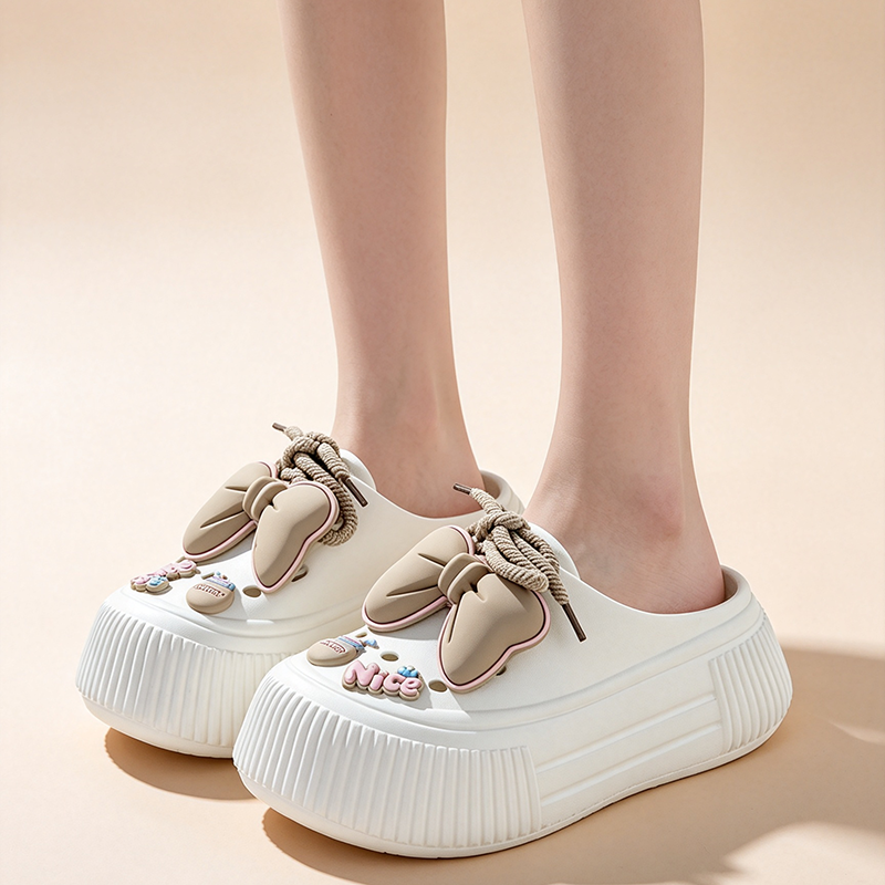 Platform bow-detail closed-toe slides