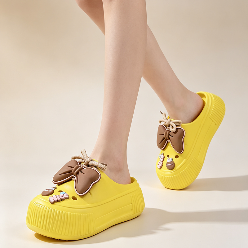 Platform bow-detail closed-toe slides