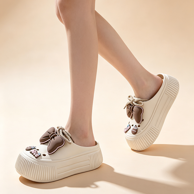 Platform bow-detail closed-toe slides