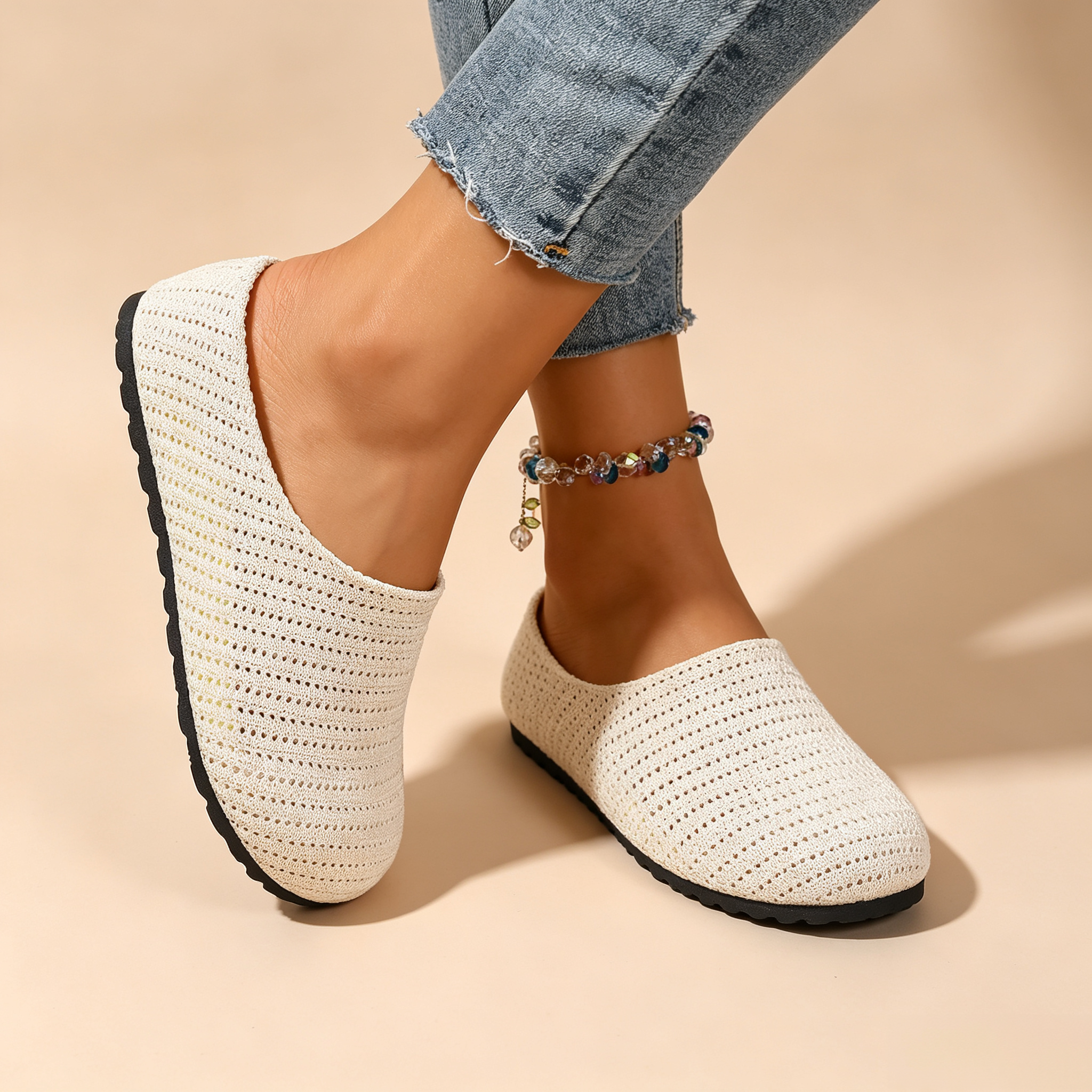 Round-toe lightweight and breathable mules